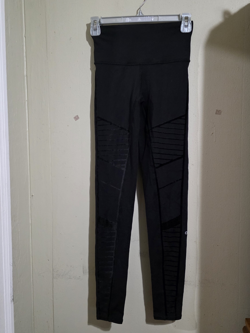 ALO Yoga Black Textured High-Rise Leggings Used Good Conditions